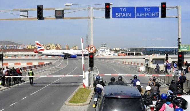 Curiosité de Gibraltar. Emplacement de son aéroport Curiosité de Gibraltar. Emplacement de son aéroport