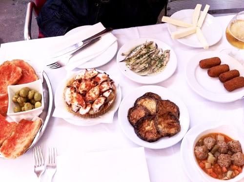 Chose à faire absolument à Malaga comme les locaux: commander et savourer de délicieuses tapas Chose à faire absolument à Malaga comme les locaux: commander et savourer de délicieuses tapas