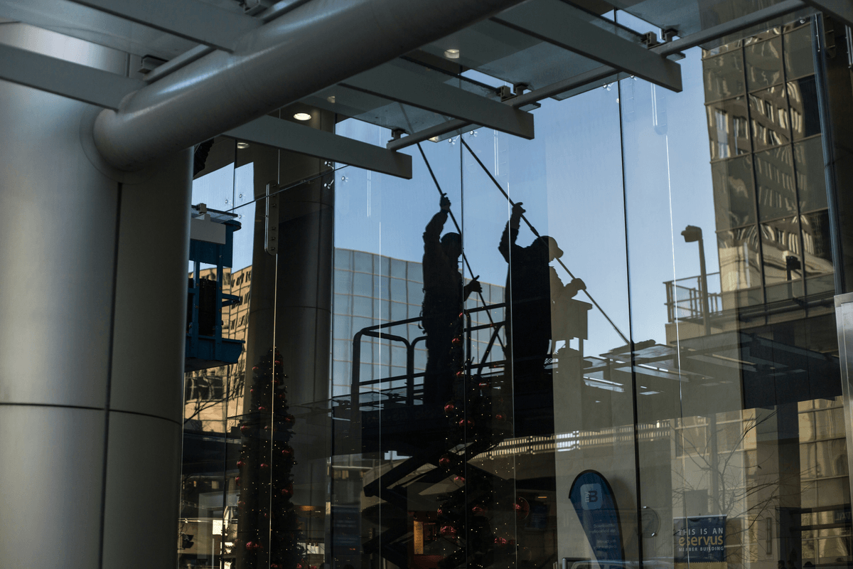 Discover how glass facade cleaning services and cladding and stone can bring life back to the appearance of your home or store. Enjoy clean and bright interfaces Cleaning glass facades and cladding and stone of houses commercial shops