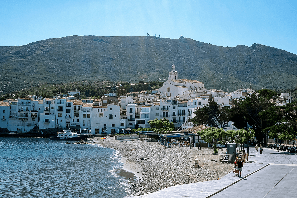 Defending the heritage of Torre la Sal Neighborhood Association Maritime Town of Torre la Sal Protecting the heritage and the rights of our neighbors Welcome to the official page of the Neighborhood Association of Torre la Sal, a community organization committed to the defense of the rights of property owners and the preservation of our historic maritime town. Our main objective is to protect the neighbors against the challenges facing our community, such as the process of possession recovery of the constructions initiated by Coasts and the problems of maritime regression in the area. The Maritime Town of Torre la Sal, located on the Mediterranean coast, is a unique historical treasure in its class. Its history, its traditions, and its bond with the sea are part of a heritage that we must protect and safeguard for future generations. Both neighbors and visitors will find in this place a unique combination of culture, nature, and community.