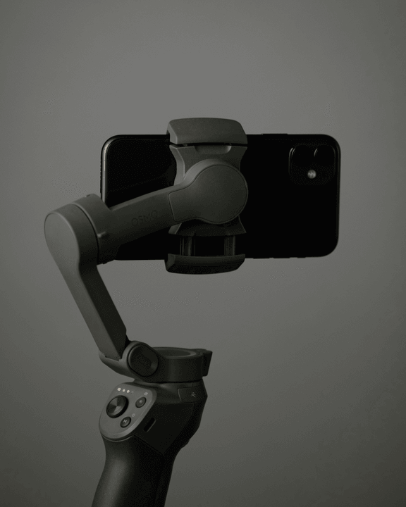 Brightness adjustable, ideal for video shooting and live streaming, comes with a smartphone holder.