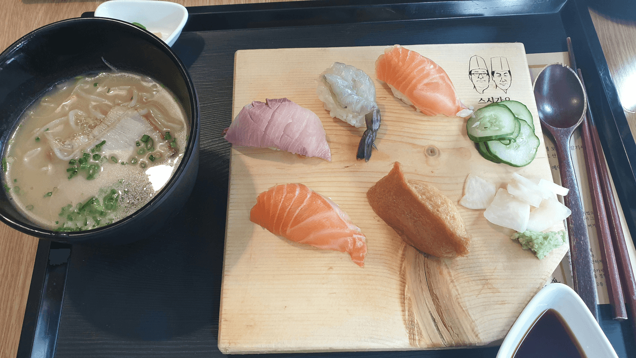 Fresh sashimi, sushi finished with artisan skill. The charm of authentic Japanese cuisine 【Craftsmanship · Qinglan】is a Japanese restaurant dedicated to authentic Japanese cuisine, insisting on using seasonal ingredients and traditional techniques to present a restrained yet pure Japanese flavor.

From sashimi and sushi to hot dishes, every dish emphasizes freshness, knife skills, and balance, avoiding extravagance and simply showcasing the natural flavors of the ingredients.

The restaurant's interior continues the minimalist Japanese aesthetic, quiet and warm, suitable for small gatherings with friends, dates, and business meals.

Here, food is not just about filling your stomach, but a moment to savor.