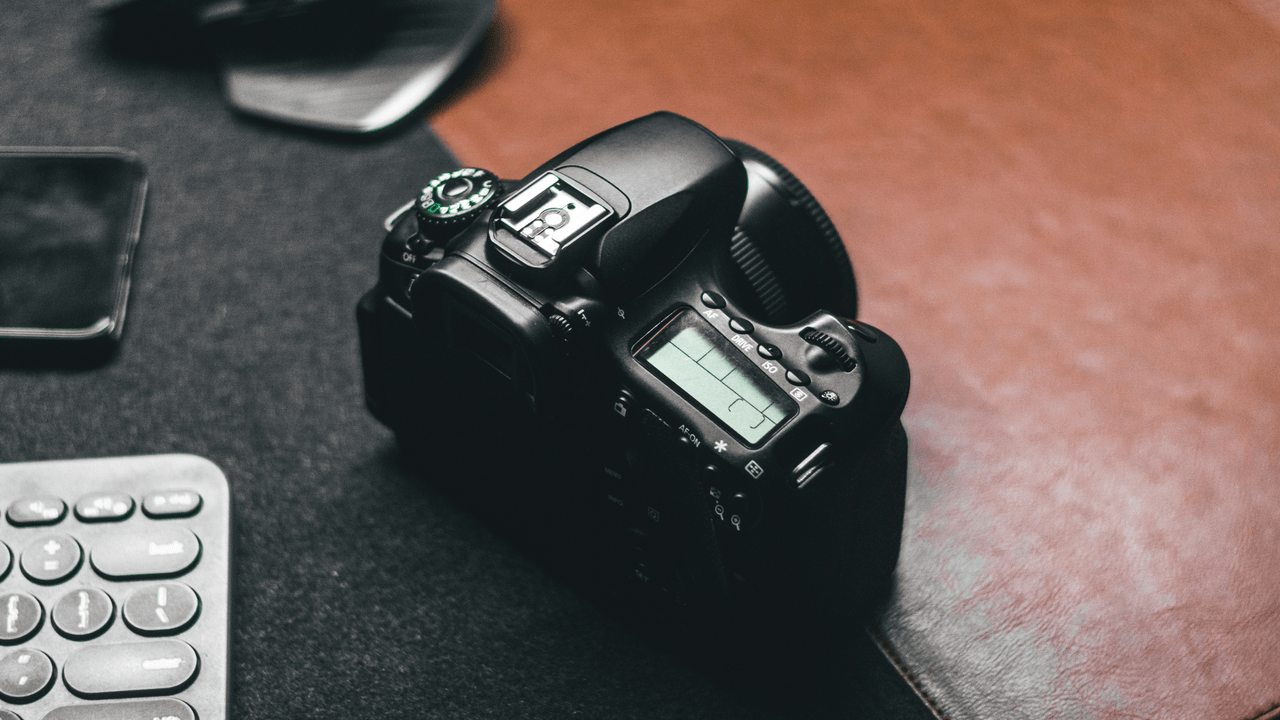 This digital camera combines advanced imaging technology with precision manufacturing processes, achieving a perfect balance between image quality, focus, and operation, making it a product of choice for professional creators and demanding users.