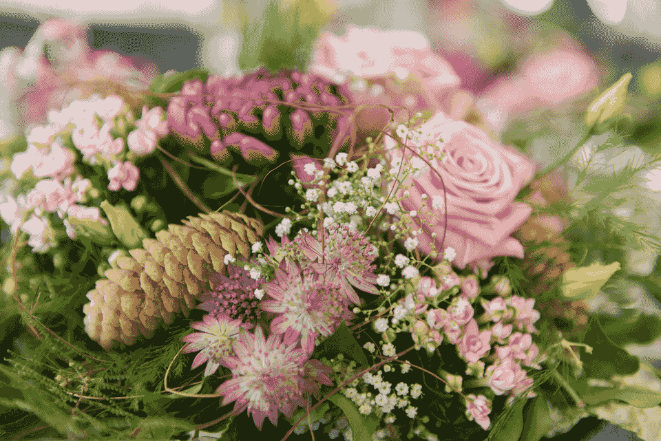 Everbefloral specializes in high-quality preserved flowers for various occasions.