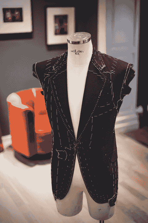 — Jonathan Lee  “The attention to detail was phenomenal. Each piece I ordered felt like a work of art.”  Our bespoke creations have delighted clients across the globe with unmatched craftsmanship. Valnure Tailoring specializes in the customization of high-end clothing and jewelry, and is committed to creating unique, non-replicable works for distinguished customers around the world. We combine traditional craftsmanship with contemporary aesthetics to provide a full range of customized services including high-end dresses, lifestyle wear, personalized styling and imperial gemstone design.

Each piece is completed by an experienced team of designers and craftsmen, carrying the identity, taste and story of the wearer. From royal dinner dresses to daily exquisite wear, from imperial green jade to rare red diamonds, we tailor each customer's own "wearable art".

We do not create duplication, but only carve exclusiveness.