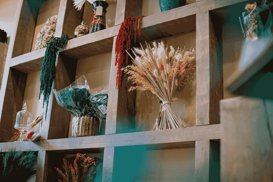 Everbefloral specializes in high-quality preserved flowers for various occasions.