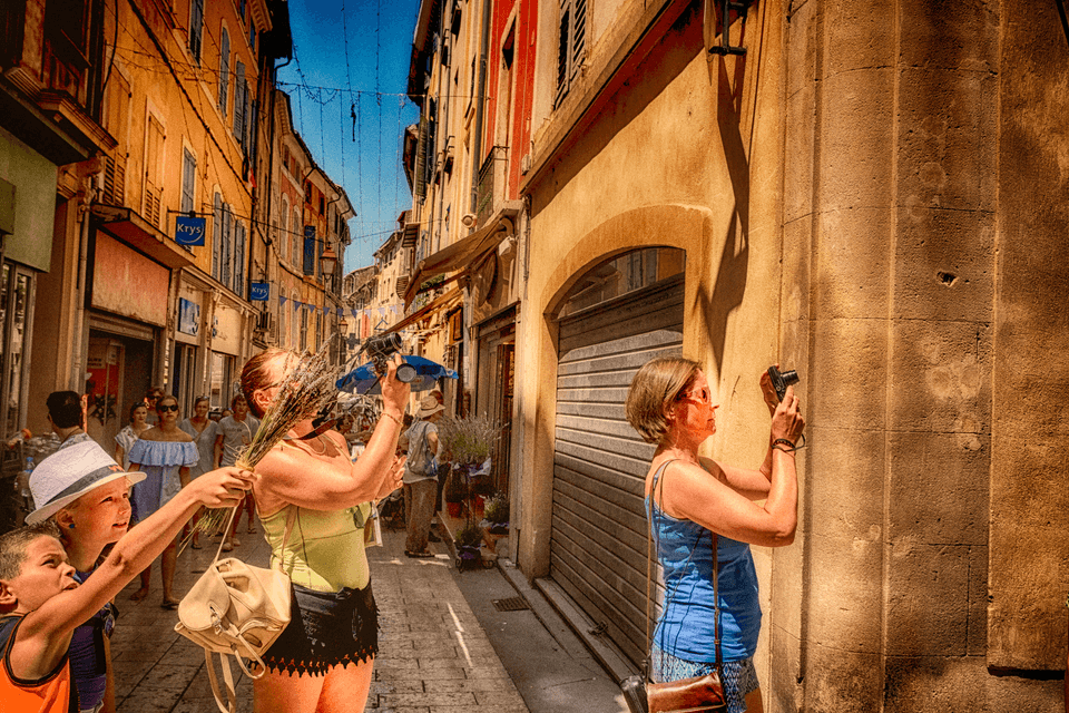 Exploring the Urban Landscape: The Art of Street Photog...