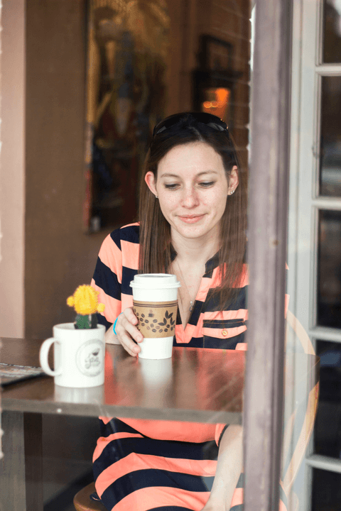  — Emily Carter “Setiap kunjungan terasa istimewa, dengan staf yang ramah dan suasana yang menyambut yang membuat saya kembali lagi.” Kedai kopi kami telah menyenangkan lebih dari 1.000 pelanggan dengan seduhan premium kami dan suasana yang hangat.
