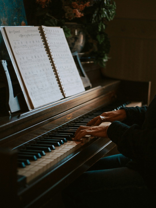 We tailor each piano lesson to suit your individual goals and skill level, whether you're a beginner or advanced player. Our approach ensures steady progress while making learning enjoyable and engaging. Customized Learning Our Piano Lessons Pianolessen voor tieners en volwassenen @Kortessem