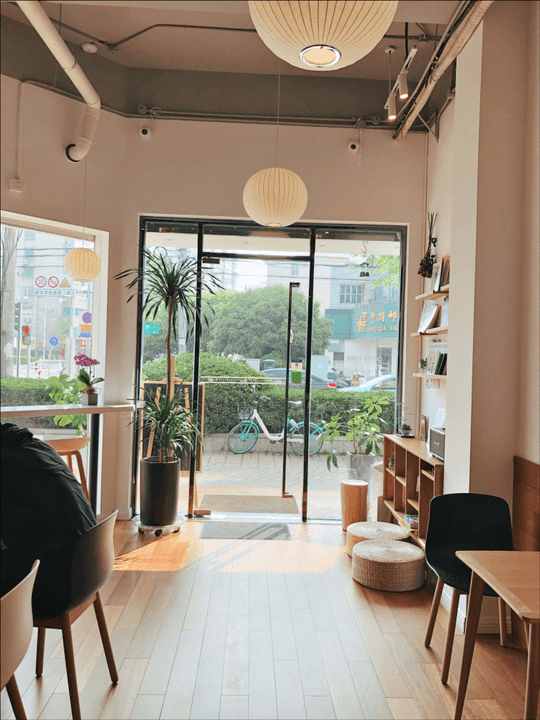 We provide a comfortable environment where joggers can relax after practice. You can enjoy delicious coffee and socialize with friends. relaxable space About our salon Excite the NAHA Marathon. Cafe, a place of relaxation after practice, information room for NAHA Marathon beginners. Information dissemination room for NAHA Marathon participants.