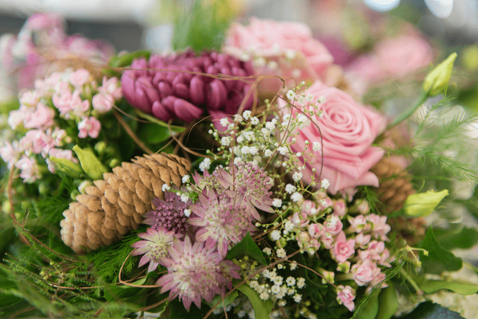 Everbefloral specializes in high-quality preserved flowers for various occasions.