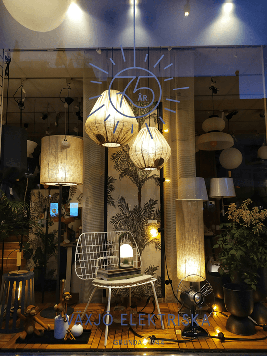 — Mark Robinson “Finding the perfect wall lights was a breeze with Lightsstory. Their designs are both elegant and functional.” Our lighting solutions have brightened homes for over 1,000 satisfied customers 我们是一家设计、研发、生产销售灯具的厂家，现在需要搭建一个以吊灯、壁灯、台灯、落地灯的DTC独立站，请帮我搭建一个温馨简约风格的电商网站。