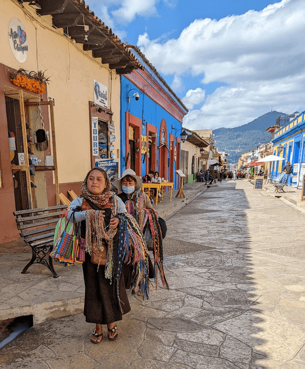 Facilitamos vínculos entre los creadores locales y los compradores internacionales, promoviendo el comercio justo. Conexiones significativas Qué hacemos Manos Eternas empowers rural and indigenous artisans in Mexico with hands-on training that equips them to sell their handmade goods directly to global markets. Through culturally respectful education, mentorship, and digital tools, we create meaningful connections between local makers and international buyers, increasing economic independence and strengthening the value and sustainability of traditional craft.