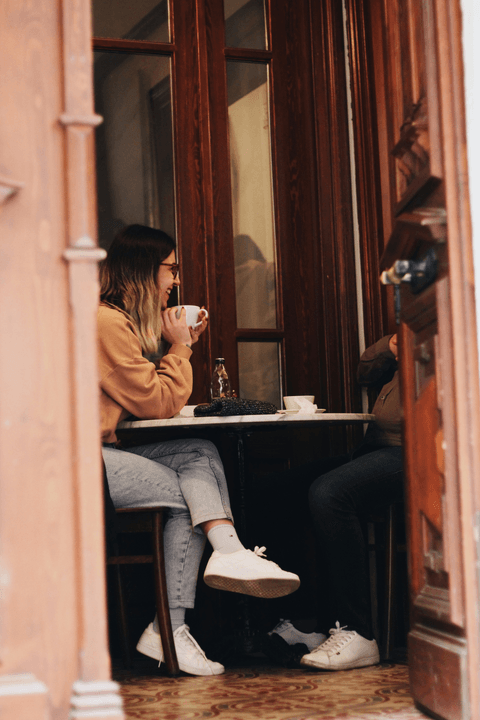 — Sarah Thompson “Begitu saya melangkah masuk ke Coffee, saya disambut oleh aroma kopi yang baru diseduh. Ini adalah tempat favorit saya untuk bersantai.” Kedai kopi kami telah menyenangkan lebih dari 1.000 pelanggan dengan seduhan premium kami dan suasana yang hangat.