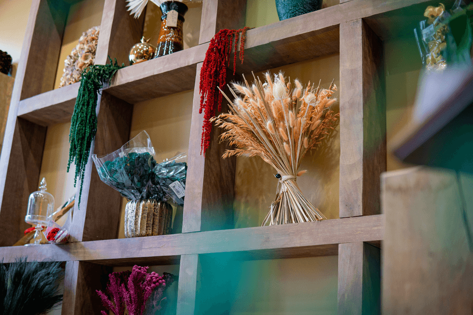 Everbefloral specializes in high-quality preserved flowers for various occasions.