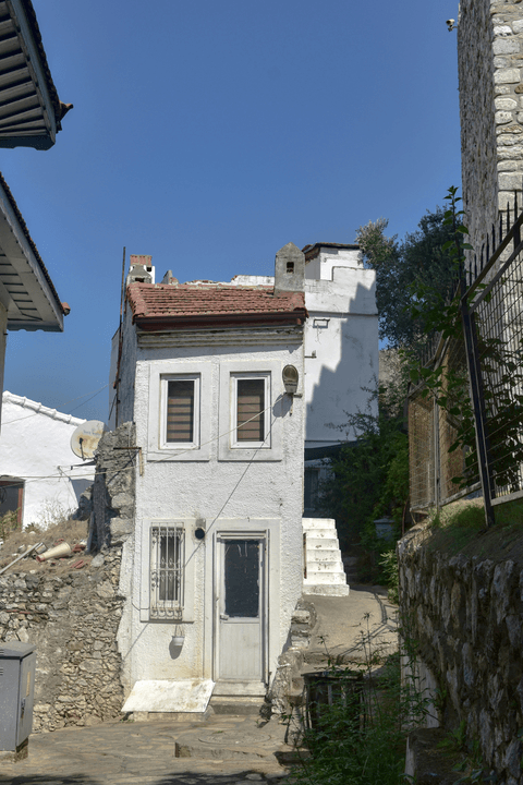 — Antonio Russo "Investing in Tuscany has been the best decision of my life. Tuscany Houses has guided me in every step." We have helped numerous clients to find their ideal home in Tuscany. Insights, advice and inspirations for those who dream of living, investing or buying a property in Tuscany. Among historic villages, hills dotted with vineyards, Renaissance art and authentic flavors, explore the unique charm of the Tuscan lifestyle. Discover the most sought-after locations and the best real estate opportunities narrated by industry experts. Visit our portal www.toscanahouses.com to explore the available properties.