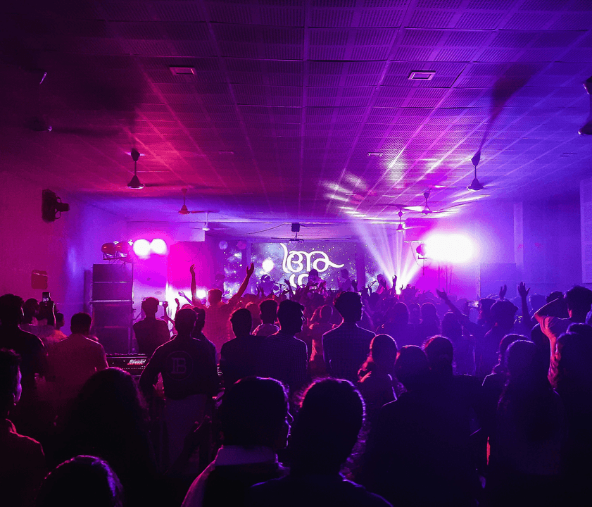 Whether at family celebrations or club events, we bring the right atmosphere for every occasion. Live performances What we offer The in the region Zug known cover band delights since over twenty years its audience. It performs at club events, neighborhood festivals, village events, openings, family celebrations as well as concert-like or as discreet background music. Its wide musical repertoire includes ballads, country, blues, rock and pop songs, which invite to listen, sing along and dance.