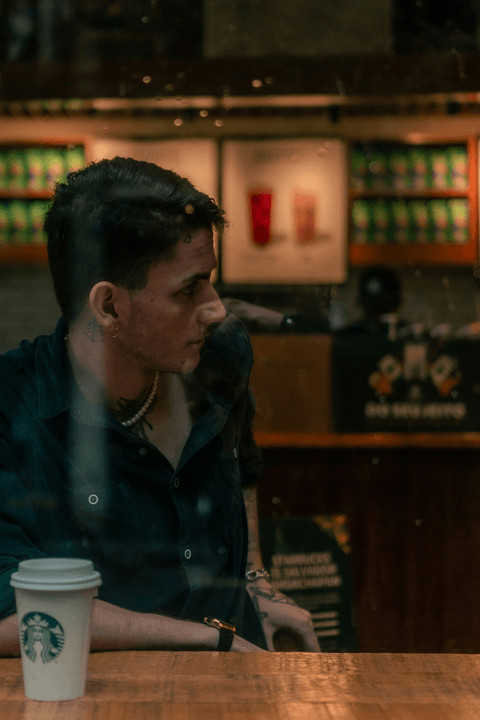 — Michael Williams “Sebagai seorang profesional yang sibuk, saya menghargai pelayanan cepat dan kopi berkualitas tinggi yang memberikan dorongan yang saya butuhkan.” Kedai kopi kami telah menyenangkan lebih dari 1.000 pelanggan dengan seduhan premium kami dan suasana yang hangat.