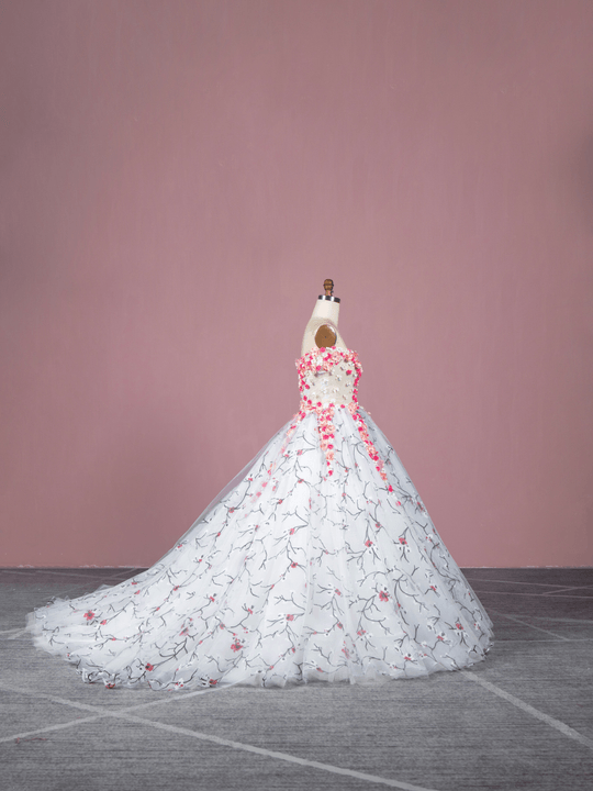 Specializing in custom wedding dresses, our studio offers beautifully crafted gowns that embody romance and elegance. We work closely with brides to bring their dream dress to life, ensuring perfect fit and exquisite details. Wedding & Bridal Attire Our Fashion Creations 我是一名服装设计师，我有自己的服装定制工作室，我想要打造一个展示我设计的各种类型精致的服装（女士日常服装，礼服，婚纱，裙子，），展示服装设计工作室的创建者和服装设计师们的网站