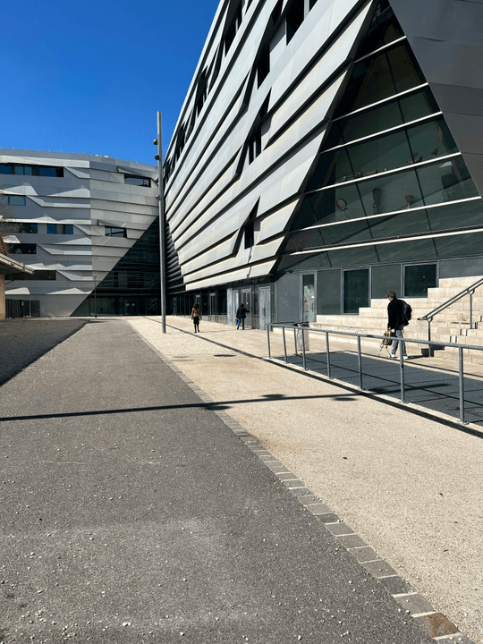 掌握制定和实施战略路线图的技巧，以确保您的创新项目能够顺利开展。我们将帮助您识别关键里程碑和成功指标，使您在竞争中立于不败之地。 战略路线图 我们在做什么 A12-day immersive academic experience at the University of Cambridge-combining design thinking, frugal innovation, strategic roadmapping, and real-world entrepreneurship
Co-taught by Cambridge faculty and JA's global industry mentors, supported by JA's worldwide innovation network.
APPLY NOW