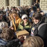 Einreichung E-ID-Referendum: Teamwork vor der Staatskanzlei