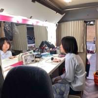 早朝。バスの中でお化粧。眠いです。