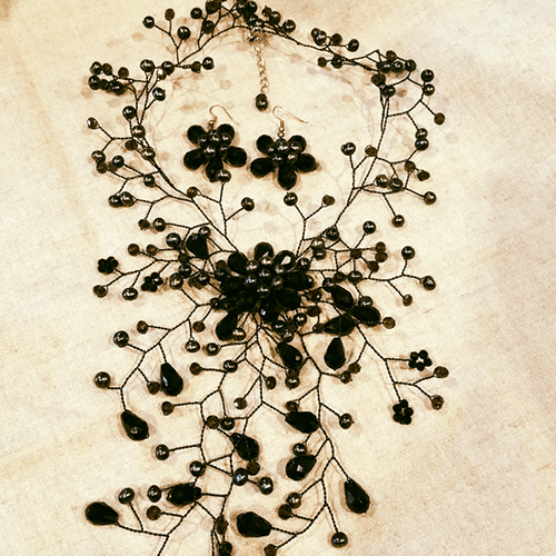 PEARL AND ONYX NECKLACE AND EARRINGS SET