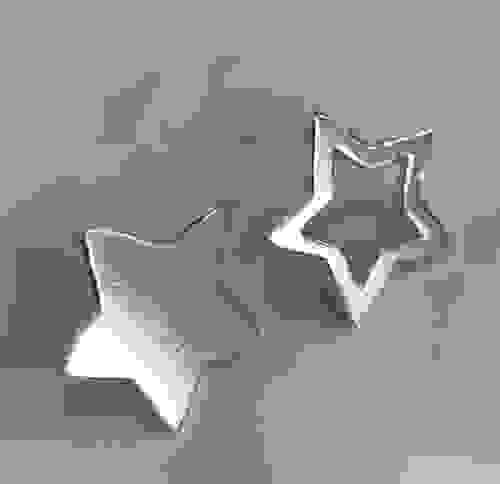 Mini open and closed star shape studs