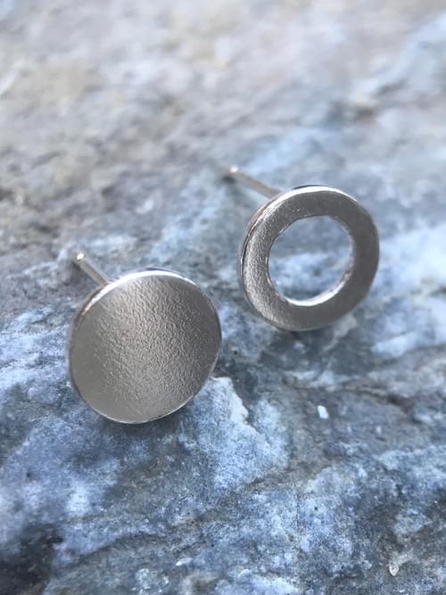 Mini open and closed circular shape studs