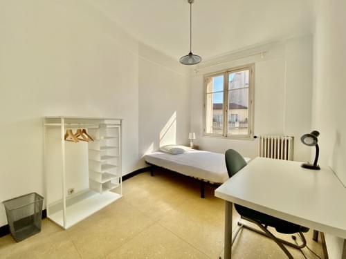 Grande chambre lumineuse - 20 rue Villeneuve 13001