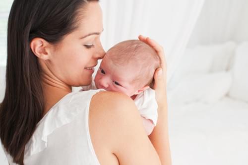maman avec bébé dans les bras maman avec bébé dans les bras