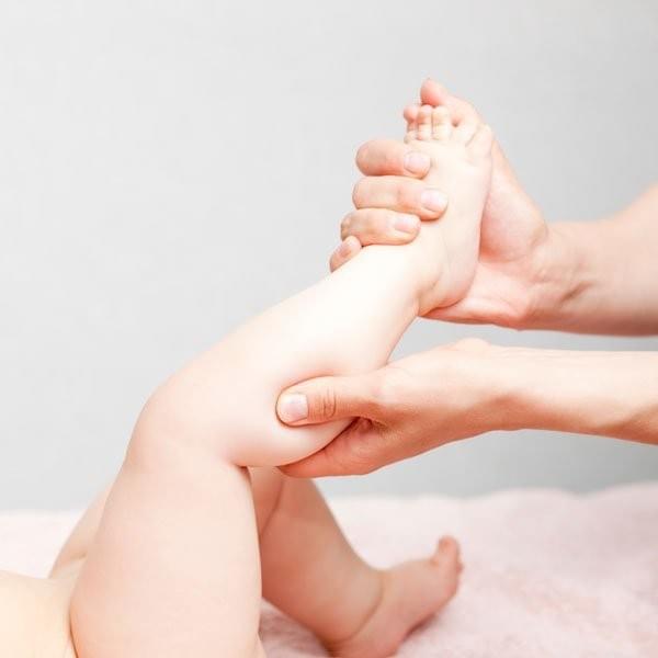 maman massant les jambes du bébé maman massant les jambes du bébé