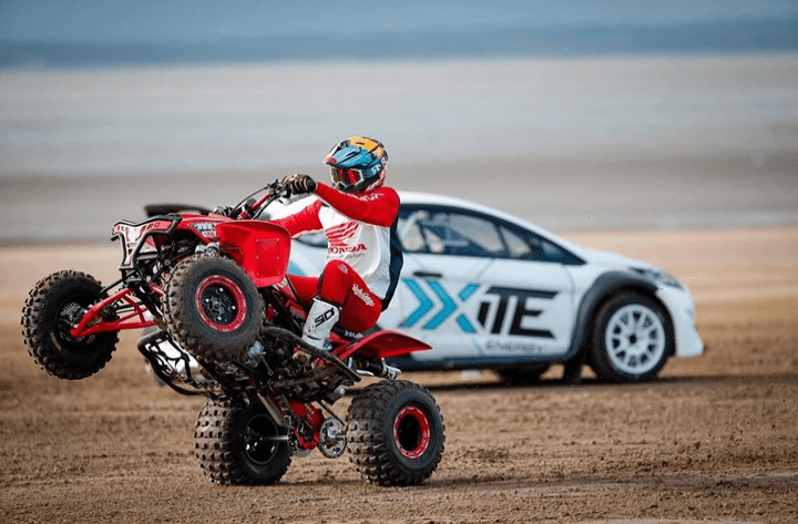 the entertainer stunt car