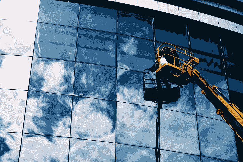 خدمات التنظيف الواجهات الزجاجية بالحبال والرافعات في الرياض