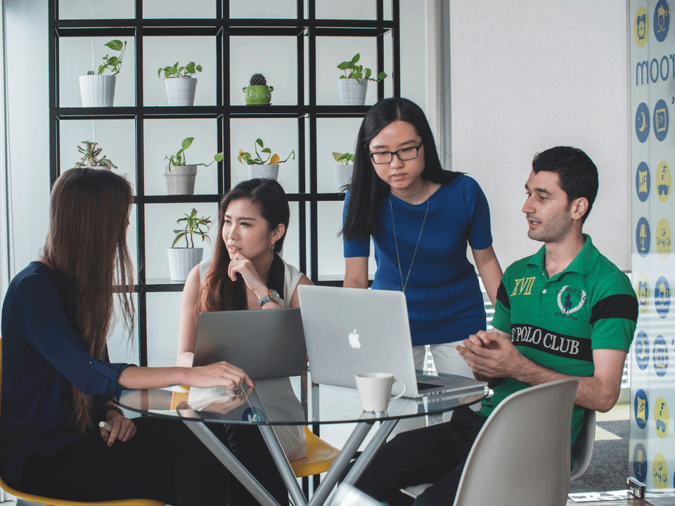 At Venture One ACADEMY, we are committed to cultivating future leaders with practical business insights. Our teaching method combines rigorous economic theory with real business case analysis, allowing students to master knowledge through practice. Everything originates from the exploration of the future. "The practical rehearsal venue for future business leaders, we are not a tutoring class, we are a bridge. At one end of the bridge is rigorous economic theory (AP/IB/A-Level); at the other end of the bridge is the unpredictable real business battlefield. While many peers are still stuck memorizing the definition of 'supply and demand curve', students at VOA are already using these theories to analyze Tesla's pricing strategy, dissect Nvidia's business moat, and predict market trends after the Federal Reserve's interest rate hikes. At VOA, we fuse rigorous business theory with wild practical exercises."