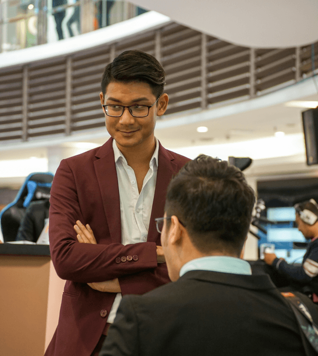 Through simulating business environment, students will apply economics theory to conduct practical case analysis, enhance decision-making ability. practical combat drill What are we doing "The practical rehearsal venue for future business leaders, we are not a tutoring class, we are a bridge. At one end of the bridge is rigorous economic theory (AP/IB/A-Level); at the other end of the bridge is the unpredictable real business battlefield. While many peers are still stuck memorizing the definition of 'supply and demand curve', students at VOA are already using these theories to analyze Tesla's pricing strategy, break down Nvidia's business moat, and deduce market trends after the Federal Reserve's interest rate hikes. At VOA, we fuse rigorous business theory with wild practical exercises."