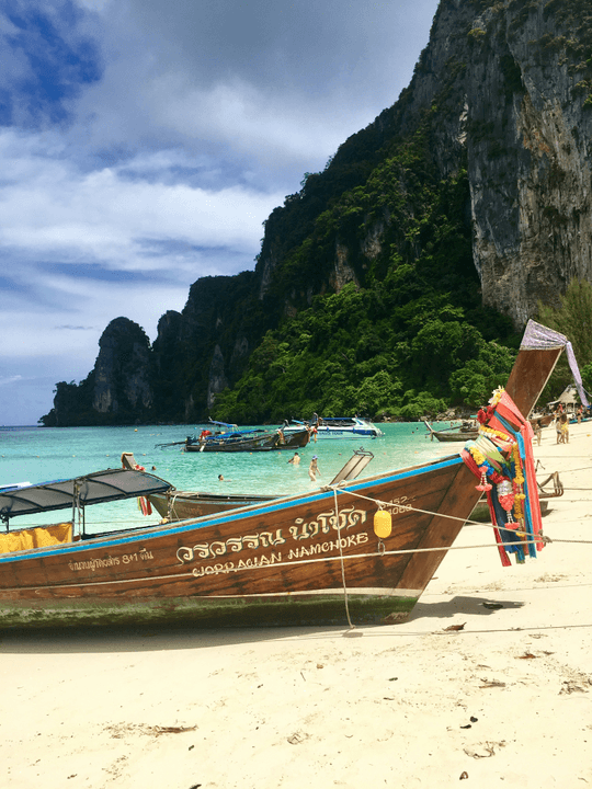 We carefully select luxury hotels from around the world to provide you with a comfortable and elegant accommodation environment. high-end accommodation choice Our service luxury travel