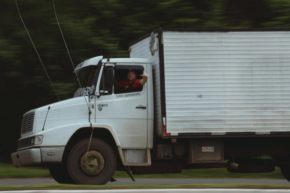 لوري نقل خارج الرياض هو الحل الاحترافي الذي يجمع بين سعة التحميل الهائلة والأمان المطلق على الطرق الطويلة! 🚛🛣️ تعتبر خدمة النقل عبر "اللوري" من الركائز الأساسية لنقل البضائع الثقيلة، المواد الإنشائية، والأثاث الضخم الذي يتطلب مساحات واسعة وتجهيزات خاصة لا تتوفر في السيارات الصغيرة. 🌟 مميزات خدمة "لوري النقل" لدينا: سعة تحميل استثنائية: يتميز اللوري بمساحة تخزين شاسعة تمكنك من نقل كميات كبيرة من البضائع في رحلة واحدة، مما يقلل عليك التكاليف ويوفر الوقت الضائع في الرحلات المتكررة. قوة التحمل للمسافات الطويلة: سيارات اللوري لدينا تخضع لصيانة دورية صارمة لضمان قطع آلاف الكيلومترات من الرياض إلى (جدة، الدمام، تبوك، جازان، أو عرعر) دون أي أعطال فنية. تغطية وحماية كاملة: نوفر لوريات بصناديق مجهزة وشوادر متينة لحماية حمولتك من التقلبات الجوية مثل الأمطار، الغبار، وحرارة الشمس المرتفعة أثناء السفر بين المدن. خبرة السائقين في الطرق السريعة: سائقونا متخصصون في الرحلات الخارجية، ويمتلكون الدراية الكاملة بشبكة الطرق السعودية، الموازين، والمداخل والمخارج، مما يضمن وصول شحنتك بأمان وبأسرع مسار ممكن. 📦 ماذا يمكنك أن تنقل عبر "اللوري"؟ نقل عفش الفلل والقصور: استيعاب كامل للأثاث الضخم، الأجهزة الكبيرة، والمفروشات. المواد الإنشائية والمقاولات: شحن الأخشاب، الحديد، ومواد البناء للمشاريع خارج الرياض. البضائع التجارية: توصيل طلبيات المصانع والشركات إلى الموزعين في مختلف المناطق. الأعلاف والمواد الزراعية: توصيل سريع وآمن للمزارع والمشاريع الزراعية. 🤝 لماذا نحن خيارك الأول؟ نحن نؤمن بأن عملية النقل ليست مجرد تحريك أغراض من مكان لآخر، بل هي "أمانة" نتكفل بها. نلتزم بالدقة في المواعيد، والشفافية في الأسعار، والاحترافية في التعامل من لحظة التحميل حتى وصول الشحنة وتفريغها.