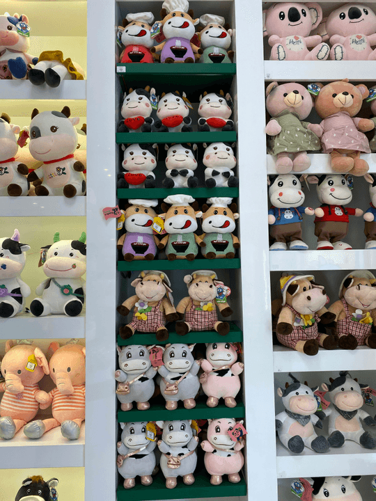 我们的节日特别系列为各种节日和特殊场合提供独特的毛绒玩具。从圣诞节到生日，这些玩具是完美的礼物，传递爱与关怀。 节日特别系列 我们提供什么 Our company offers a wide variety of plush toys and stuffed animals, including teddy bears, cartoon characters, and themed plushies for holidays and special occasions. We focus on quality, safety, and comfort, making our products perfect gifts for children and adults alike. Custom designs and personalized plush toys are also available to create unique, memorable keepsakes