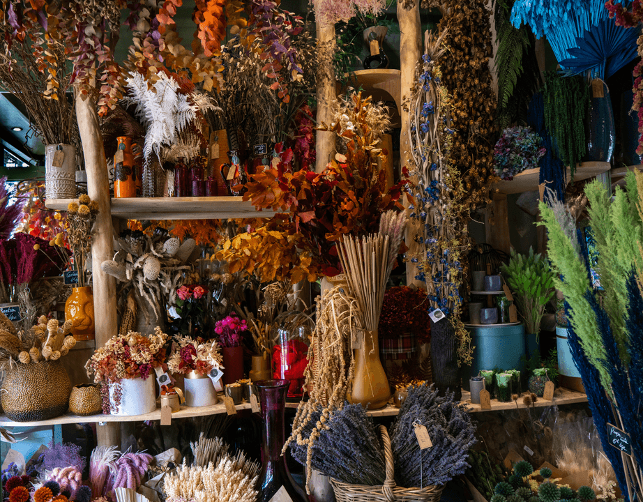 Everbefloral specializes in high-quality preserved flowers for various occasions.