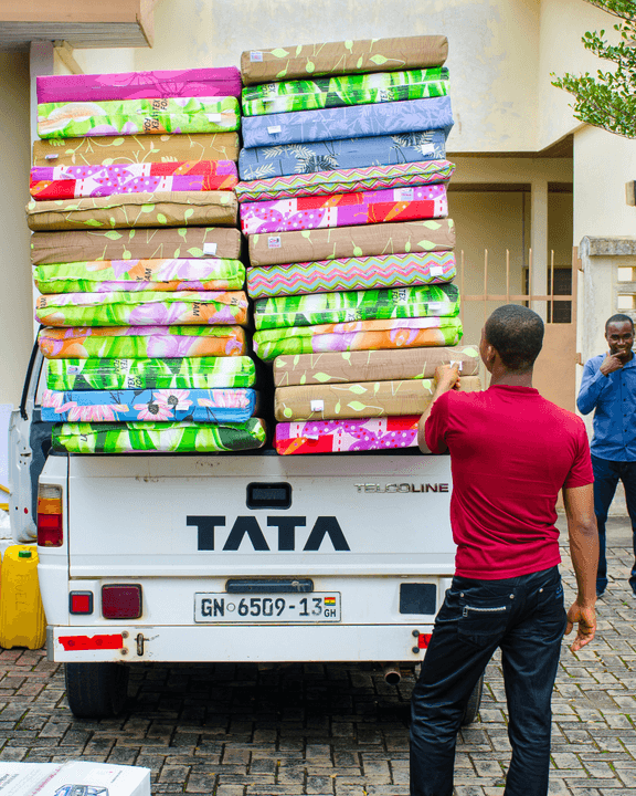 يونيت نقل عفش بالرياض 0537380614 هل تبحث عن حل سريع، مرن، وغير مكلف لنقل قطع الأثاث الصغيرة داخل أحياء الرياض؟ سيارتنا الصغيرة مخصصة لخدمتكم وتلبية احتياجاتكم العاجلة بضغطة زر! 🚗📦 في مدينة مزدحمة كـ الرياض، قد لا تحتاج دائماً إلى شاحنة ضخمة لنقل "كنبة" جديدة، أو "غرفة نوم" مفردة، أو حتى بعض الأجهزة الكهربائية. هنا يأتي دور سيارة التوصيل الصغيرة التي توفر عليك الوقت والجهد والمال. ✨ لماذا تختار سيارة التوصيل الصغيرة داخل الرياض؟ سرعة الحركة والتنقل: بفضل حجمها المناسب، تستطيع سيارتنا التنقل بحرية في شوارع الرياض المزدحمة والوصول إلى أضيق الحارات التي قد تجد الشاحنات الكبيرة صعوبة في دخولها. التوفير الذكي: لماذا تدفع ثمن شاحنة كبيرة لنقل أغراض بسيطة؟ سيارتنا تقدم لك أرخص الأسعار لنقل العفش الصغير والمشاوير الفردية داخل العاصمة. مثالية للتسوق: هل اشتريت قطعة أثاث من "ايكيا" أو "حراج" أو أي معرض أثاث وتحتاج لنقلها فوراً؟ نحن بانتظارك أمام باب المعرض لنقل مشترياتك في الحال. عناية فائقة بالمنقولات: رغم صغر حجم السيارة، إلا أنها مجهزة بوسائل تثبيت وحماية لضمان وصول أثاثك دون أي خدوش أو تلفيات ناتجة عن المطبات أو زحام الطريق. 🛋️ ما هي الخدمات التي نقدمها؟ نقل الأجهزة الكهربائية: (ثلاجات، غسالات، شاشات بلازما). نقل قطع الأثاث المنفردة: (طاولات، كراسي، مراتب، خزائن صغيرة). توصيل مشتريات التطبيقات: إذا اشتريت غرضاً عبر "حراج" أو "أولكس" وتورطت في طريقة نقله. نقل أغراض الطلاب والعزاب: حل مثالي لنقل الحقائب والأغراض الشخصية عند الانتقال من سكن لآخر. ⏱️ دقة في المواعيد وخدمة فورية نحن نعلم قيمة وقتك في الرياض، لذلك نلتزم بالوصول إليك في الموعد المحدد تماماً. فريقنا يتميز بالأمانة والاحترافية والتعامل الراقي مع العملاء. 📞 جاهزون لخدمتك الآن! لا تجعل همّ النقل يفسد عليك فرحة شراء أثاث جديد. اتصل بنا وسنكون عندك في أسرع وقت. للتواصل والاستفسار: 0537380614 خدمة سريعة.. سعر منافس.. وأمان مضمون داخل الرياض. 📍🇸🇦