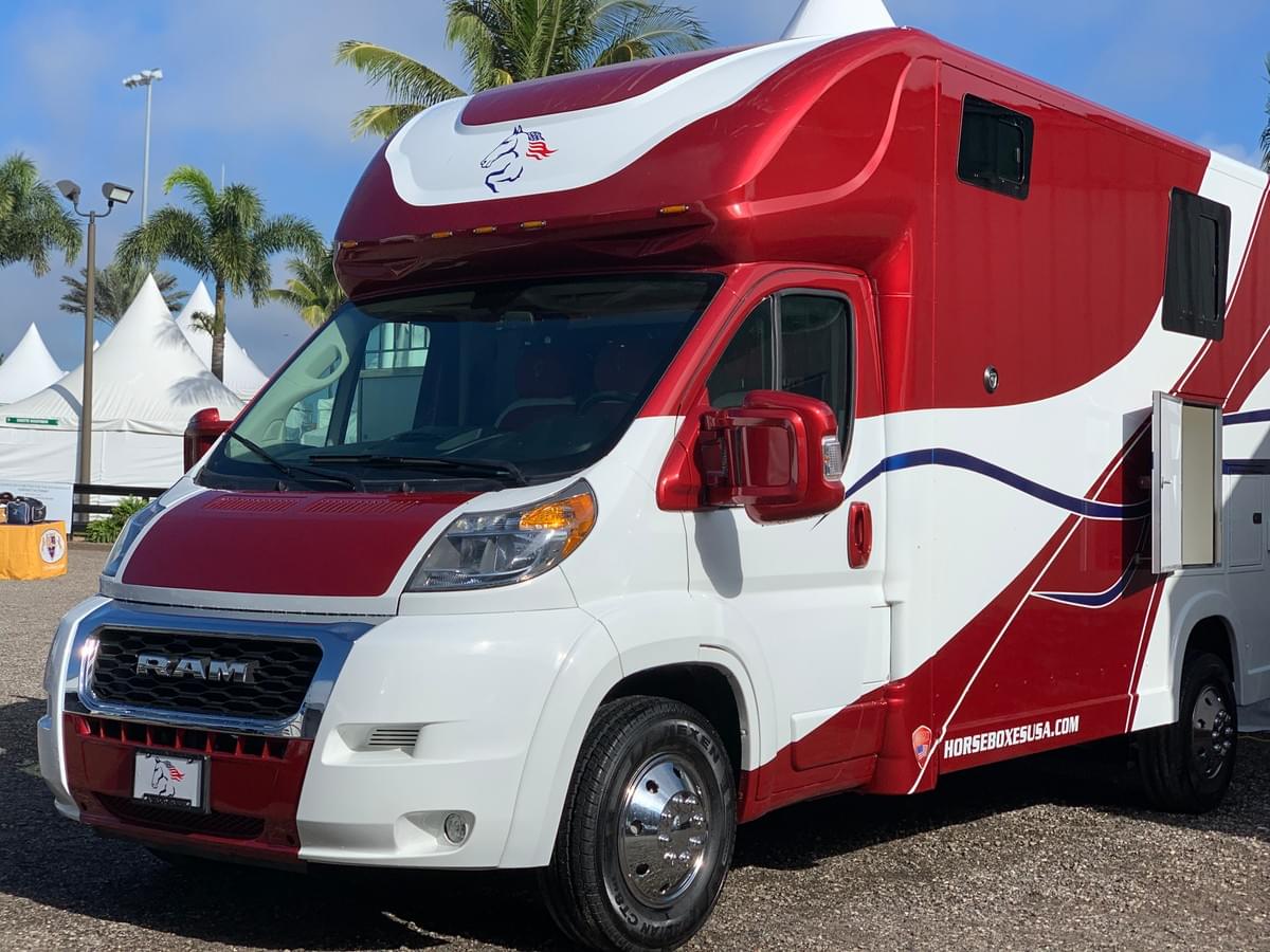Regent Three Red White Horseboxes U S A Luxury Horse Transportation Vans Verwijder de groene of blauwe achtergrond van een afbeelding met behulp van. regent three red white horseboxes u s