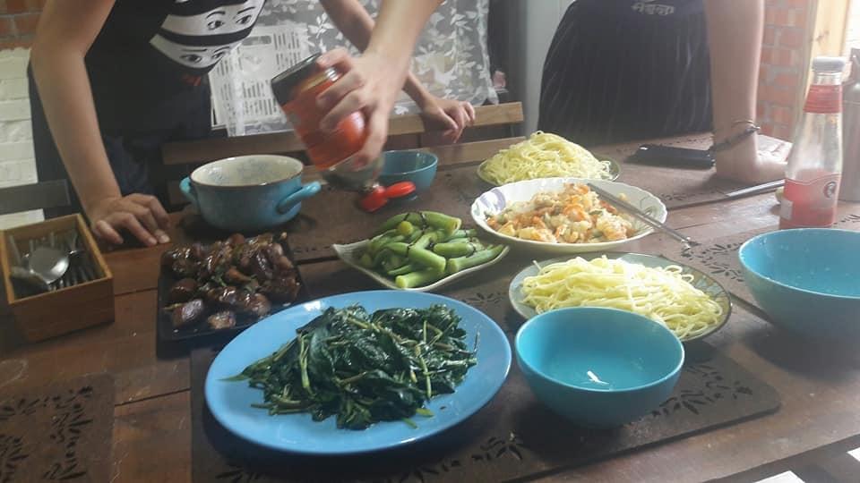 女主人的主要功能就是招呼和煮飯!! 女主人的主要功能就是招呼和煮飯!!