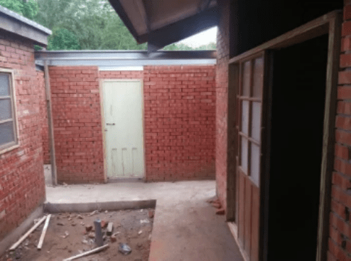 原本工程中廚房門口和中庭的樣子 原本工程中廚房門口和中庭的樣子