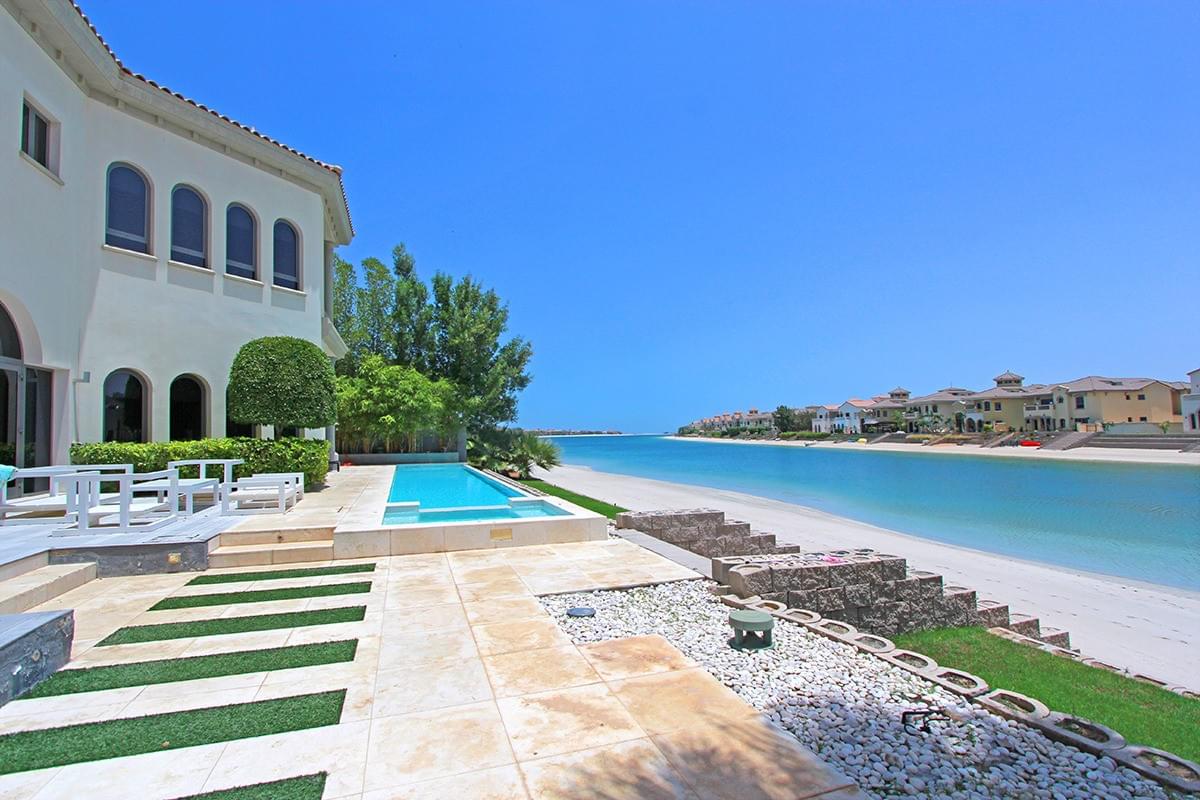 Explore Palm Jumeirah Beachfront Villas