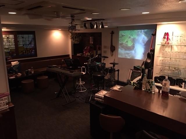 LIVE IN Page1～大阪曾根崎、生伴奏で歌える店