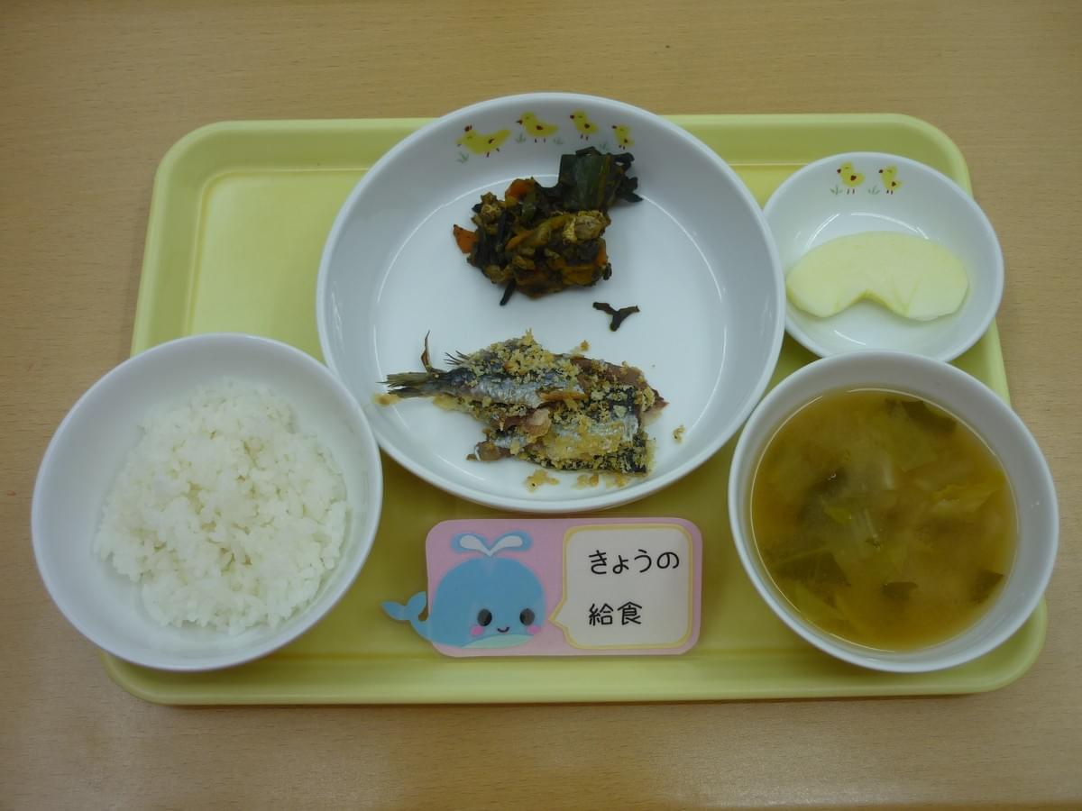 ２月３日 １７日 お昼 ごはん 魚のパン粉焼き 具だくさんひじき 味噌汁 果物