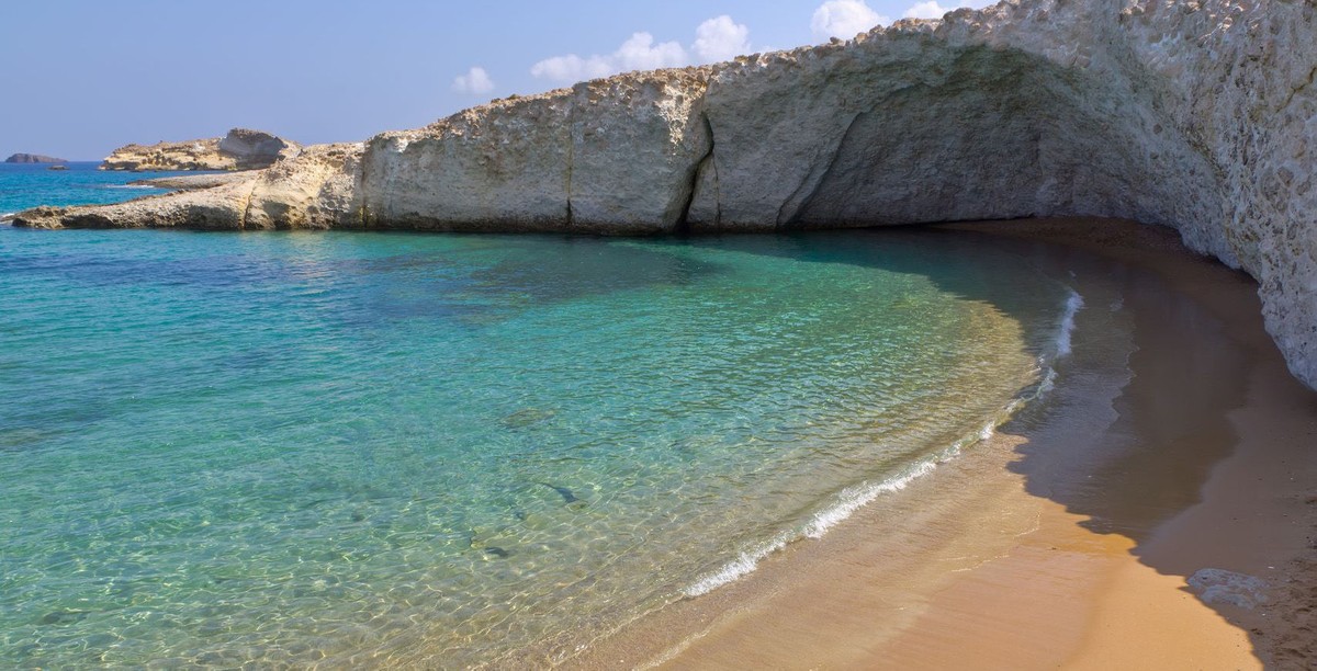 Alogomantra beach