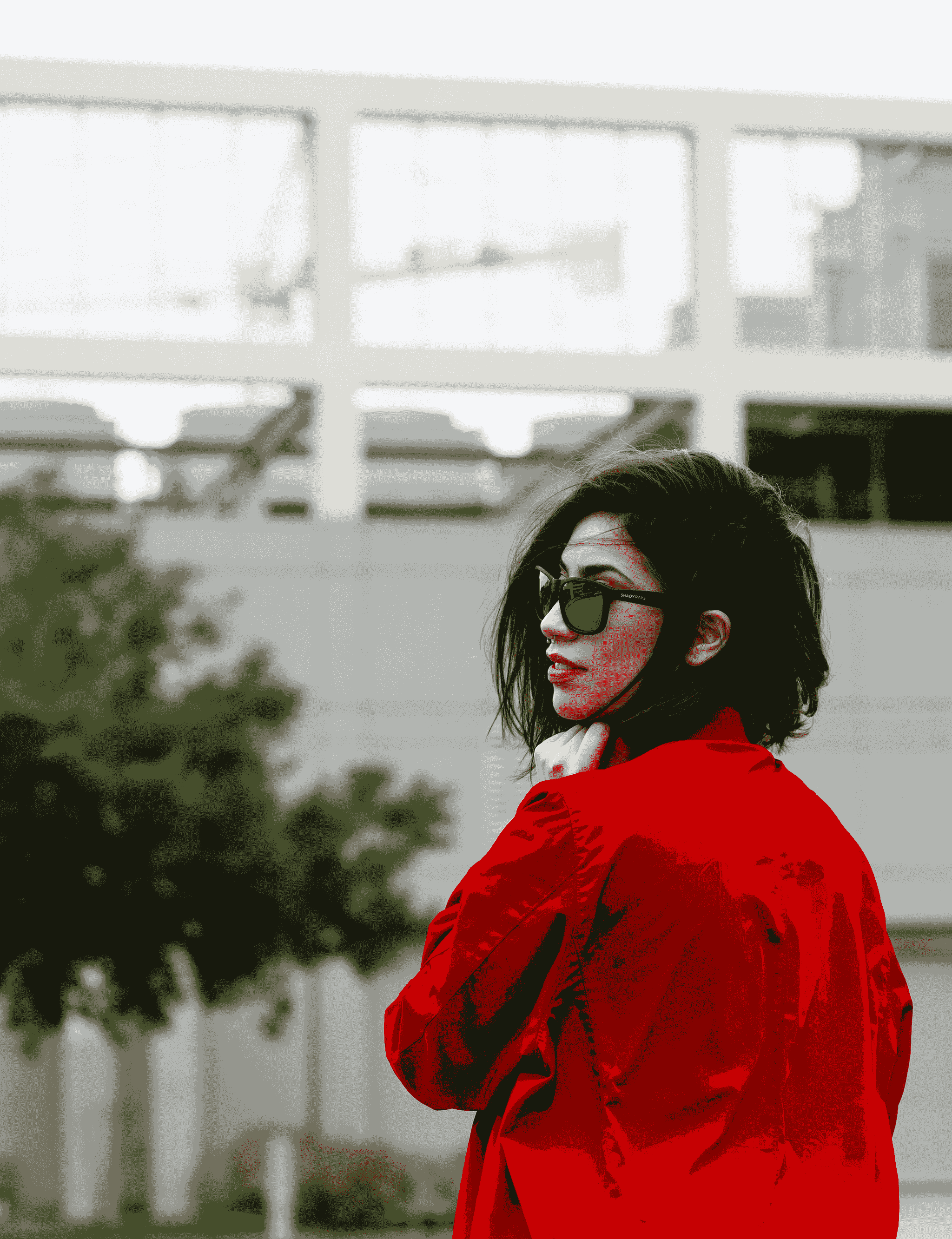 Trendy red mirrored sunglasses worn by model outdoors