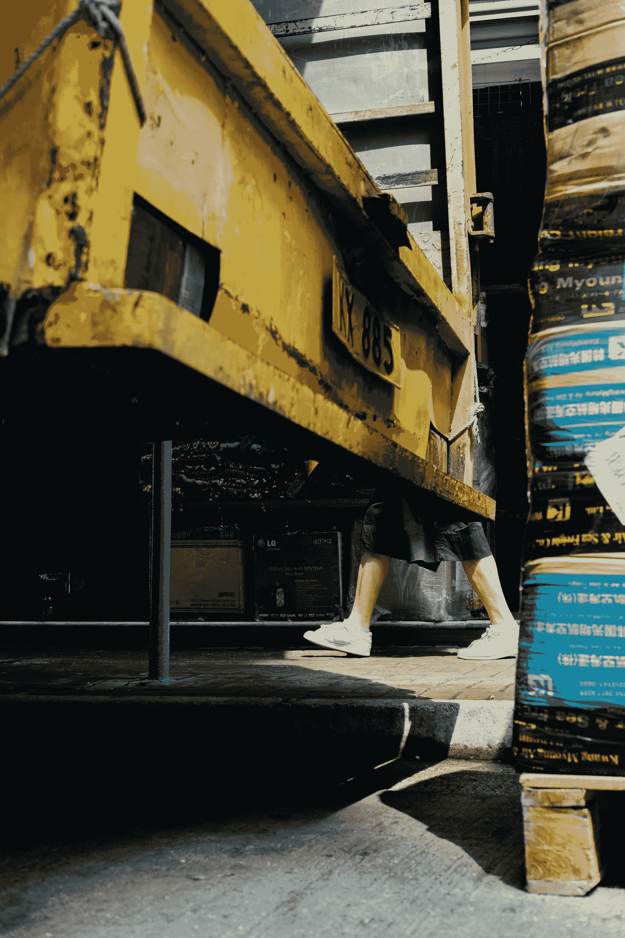 gross weight vs net weight comparison in warehouse setting